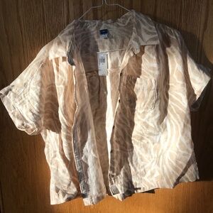 White & tan patterned short-sleeve linen button down